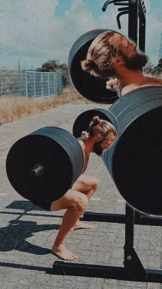 Zie jij ook altijd alles dubbel tijdens het squatten..? 😅🏋🏼‍♂️ ⁣
⁣
www.mikevantloo.nl