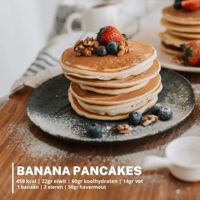 𝐁𝐚𝐧𝐚𝐧𝐚 𝐩𝐚𝐧𝐜𝐚𝐤𝐞𝐬 💪🏻🥞 ⁣⁣
⁣⁣
𝘝𝘰𝘦𝘥𝘪𝘯𝘨𝘴𝘸𝘢𝘢𝘳𝘥𝘦:⁣⁣
459 calorieën⁣⁣
22 gram eiwit⁣⁣
60 gram koolhydraten⁣⁣
14 gram vet ⁣⁣
⁣⁣
𝘐𝘯𝘨𝘳𝘦𝘥𝘪ë𝘯𝘵𝘦𝘯:⁣⁣
Voor 1 persoon⁣⁣
- 1 banaan⁣⁣
- 2 eieren⁣⁣
- 50 gram havermout (het liefst biologisch)⁣⁣
- 1 theelepel kaneel⁣⁣
- Optioneel topping naar keuze (vergeet deze calorieën niet mee te tellen) ⁣⁣
⁣⁣
𝘉𝘦𝘳𝘦𝘪𝘥𝘪𝘯𝘨𝘴𝘸𝘪𝘫𝘻𝘦:⁣⁣
Mix de banaan, eieren, havermout en kaneel fijn met een staafmixer. Bak de pannenkoek op een laag vuurtje om aanbranden te voorkomen. ⁣⁣
⁣⁣
Je kunt twee grote pannenkoeken maken van bovenstaande ingrediënten. Of ga jij voor allemaal kleintjes om een mooi stapeltje te maken? ⁣⁣
⁣⁣
Wil je afvallen, eet dan de helft, dus één pannenkoek en maak iemand anders blij met die andere. Beweeg je veel en wil je aankomen in bijvoorbeeld spiermassa? Verdubbel dan de ingrediënten (dit doe ik). ⁣⁣
⁣⁣
Eetsmakelijk! ⁣
⁣
Voor meer recepten, check de website; www.mikevantloo.nl