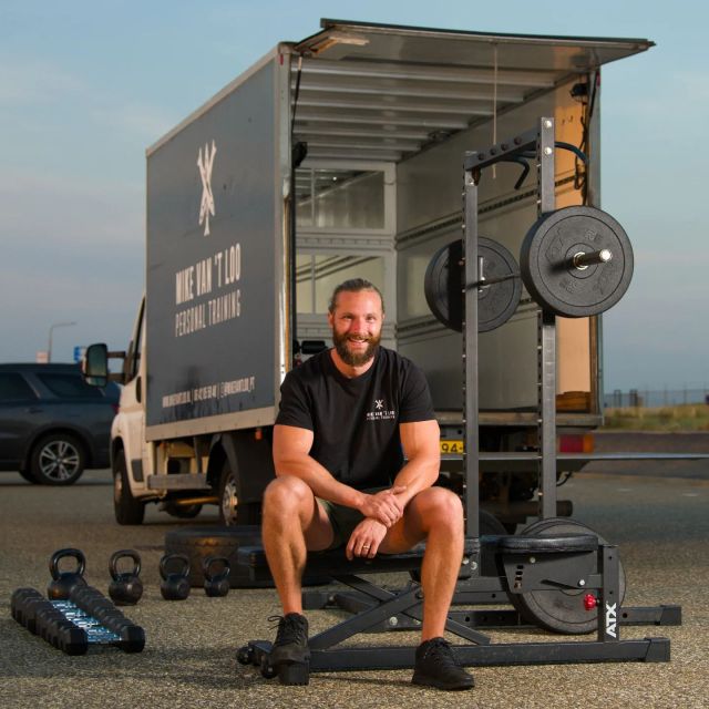 Ik wens je fijne feestdagen en een gezond 2024! 💪🏻🎅🏻 ⁣
⁣
Elke squat, elke push-up, elke druppel zweet heeft bijgedragen aan een gezondere en sterkere versie van jezelf. Ga zo door! ⁣
⁣
p.s. Laat de oliebollen staan 😉⁣
⁣
📸 @joycegoverde @andjoycenl